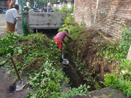 Pembersihan saluran irigasi di Dusun Panjang